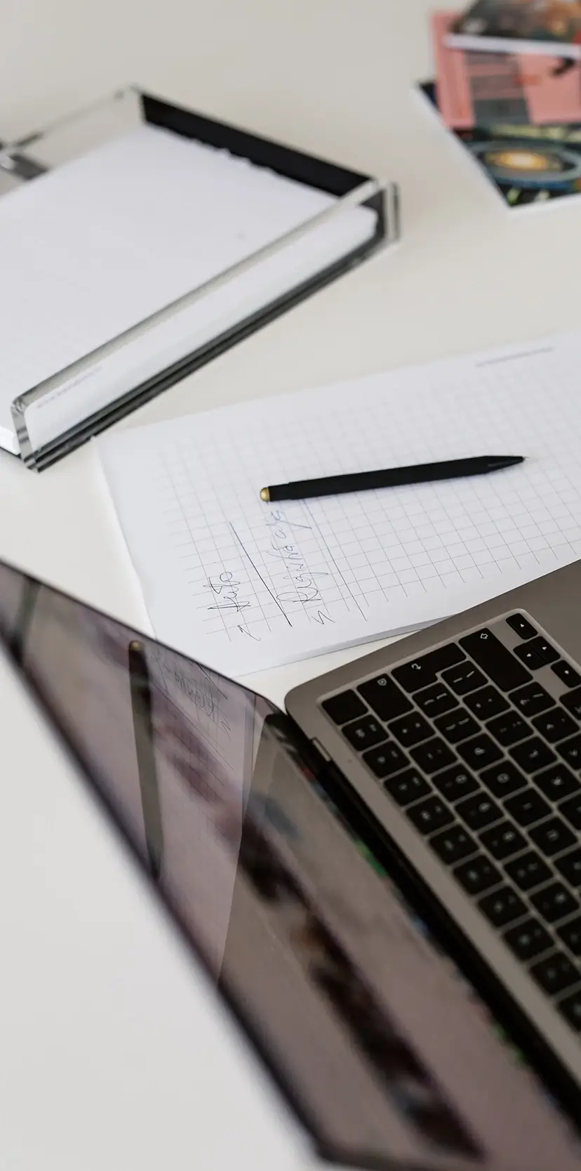 Klēpjdators ar pierakstu lapu blakus